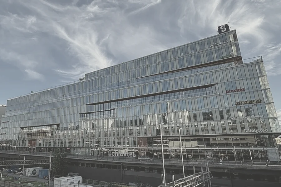 Fotografi av kontorsbyggnaden Kungsbrohuset i Stockholm, i mjuka grågröna och varma neutrala toner.